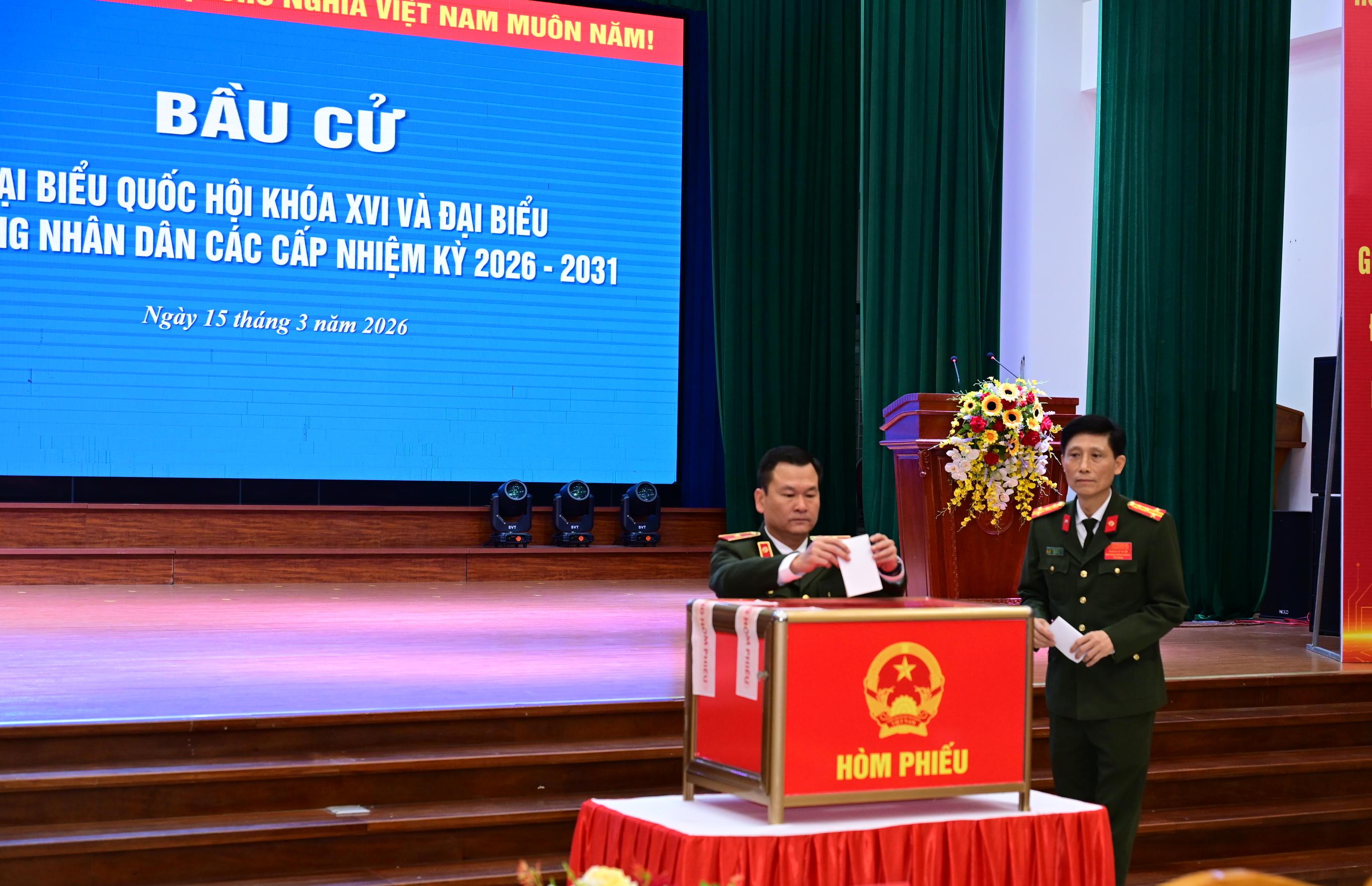 Cử tri điểm bầu cử số 28 (Công an thành phố) bỏ phiếu bầu đại biểu Quốc hội khóa XVI, đại biểu HĐND các cấp, nhiệm kỳ 2026 - 2031